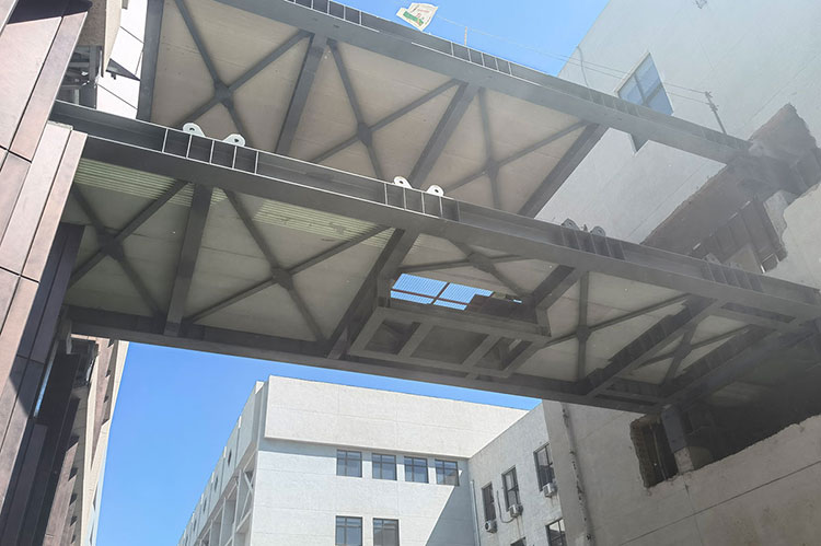 El puente de conexión entre el Departamento de Ingeniería Civil nueva y antigua de la Universidad de Tsinghua