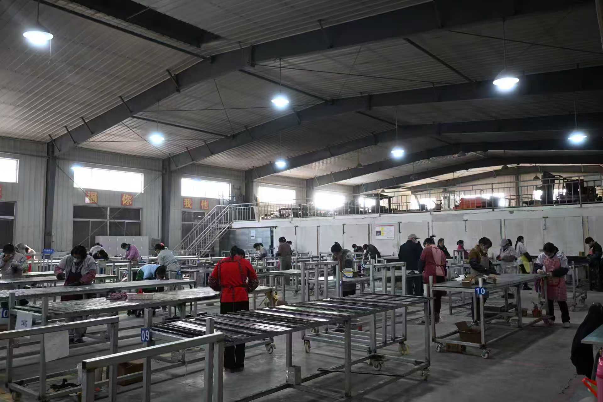 Línea de producción de repuestos de Nanjing ocupada con trabajo urgente, empleados unidos y ansiosos por cooperar